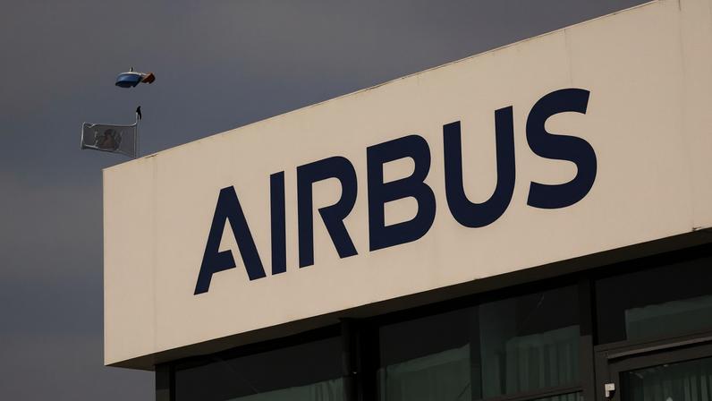 Logotipo da Airbus no Aeroporto de Paris-Le Bourget