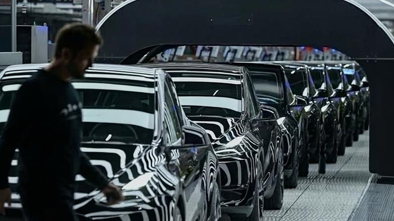 Fábrica de automóveis.