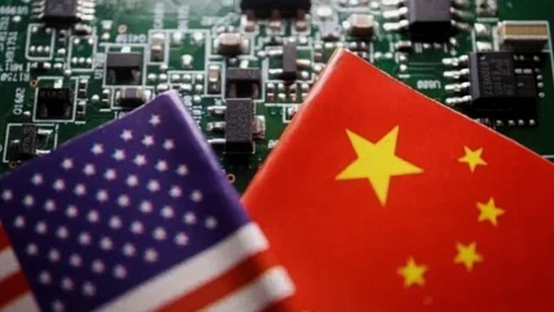 Bandeiras dos EUA e da China à frente de semicondutores em foto de ilustração