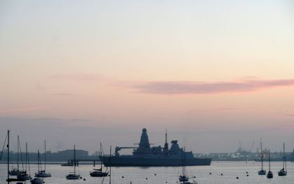 HMS Dragon no porto de Portsmouth
