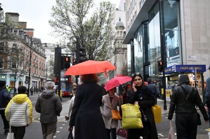 Pessoas caminham na Oxford Street em Londres