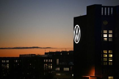 Logotipo da Volkswagen na usina de energia durante o pôr do sol em Wolfsburg, Alemanha, em 21 de novembro de 2025