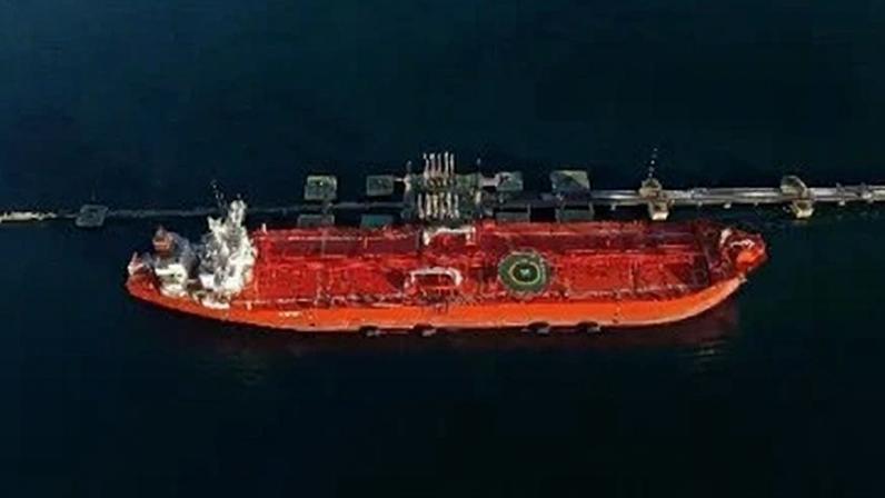 Navio petroleiro no terminal de distribuição da Petrobras em São Sebastião