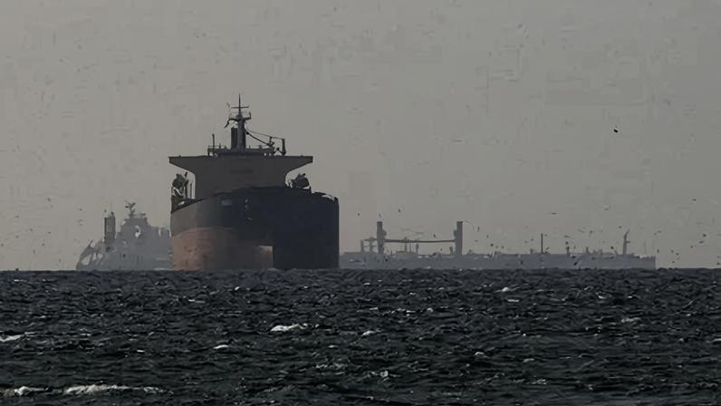 Navios de carga no Golfo, perto do Estreito de Ormuz