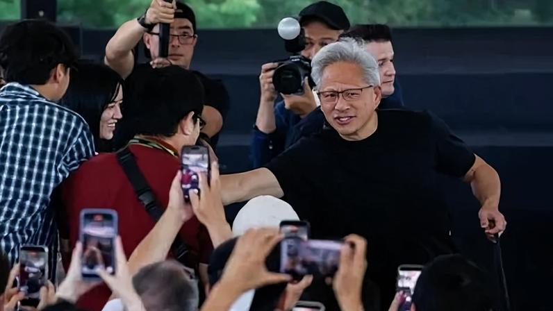 CEO da Nvidia, Jensen Huang, distribui presentes aos funcionários durante a Constellation All-Employee Celebration em Taipei