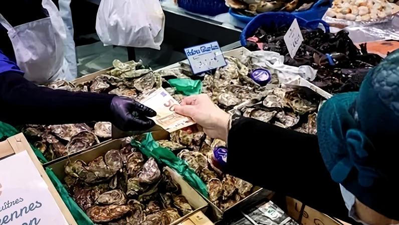 Frutos do mar à venda em uma peixaria no mercado de Nogent-sur-Marne, perto de Paris