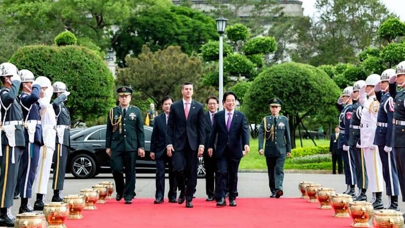 O Paraguai é o único país da América do Sul a ter relações diplomáticas com Taiwan; na imagem, o presidente do Paraguai, Santiago Peña, ao lado do líder taiwanês, Lai Ching-te, em Taipei