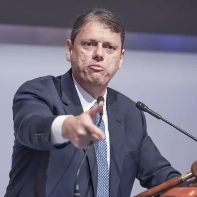 Tarcísio cobra explicação de Flávio sobre visita a Vorcaro e nega afastamento