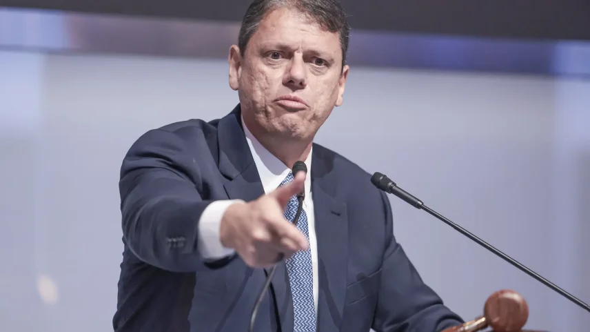 Tarcísio de Freitas negou que tenha se afastado de Flávio Bolsonaro após vazamento de mensagens entre o senador e Daniel Vorcaro. (Foto: Paulo Pinto/Agência Brasil)