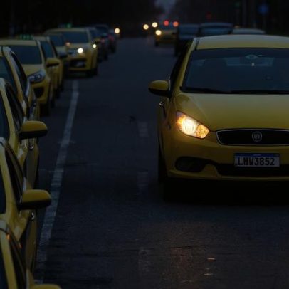 Governo publica MP destinando R$ 30 bi a taxistas e motoristas de apps