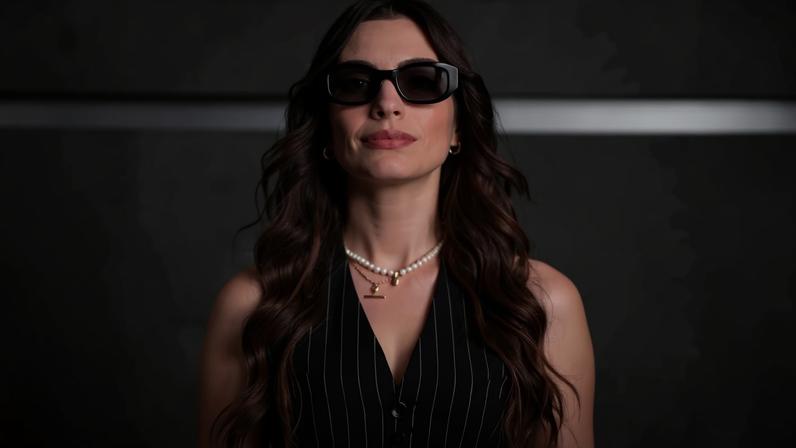O colar favorito com fechadura em T de Andy Sachs (Anne Hathaway) em 'O Diabo Veste Prada 2'