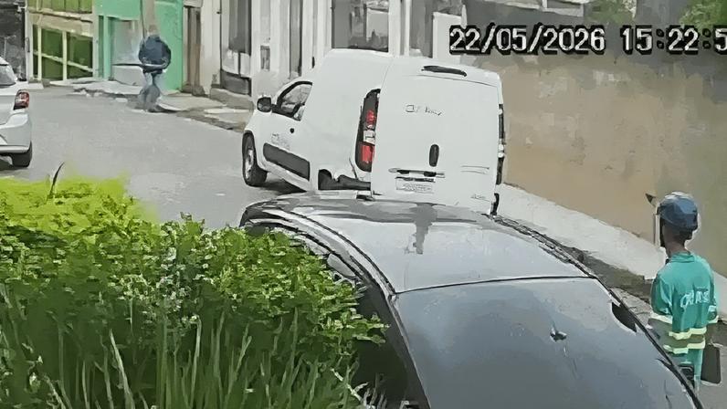 O técnico atropelou o cliente, que vinha em direção a van com um pedaço de pau
