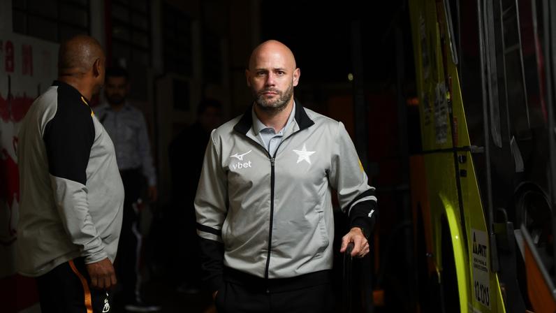 Franclim Carvalho, técnico do Botafogo, chega para duelo contra o São Paulo — Foto: Marcos Ribolli