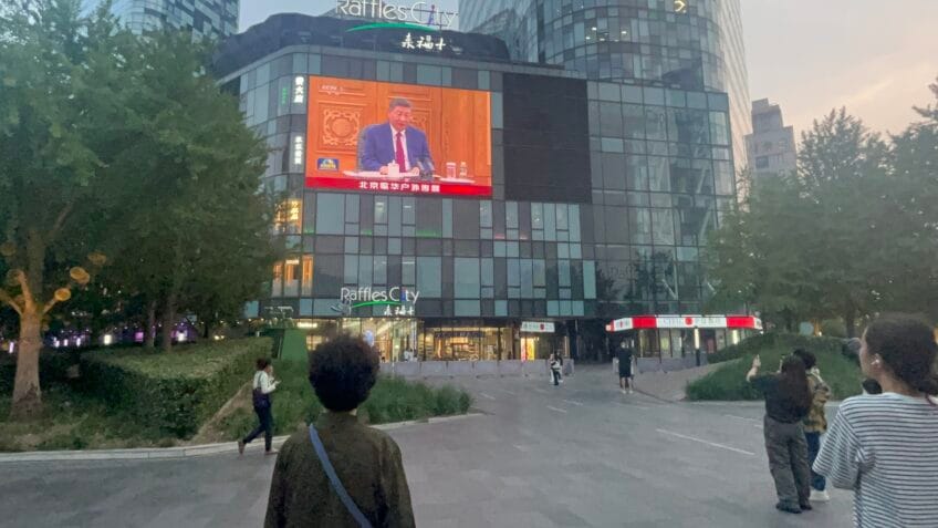 Telão em shopping center em Pequim exibindo momentos dos encontros entre o presidente dos EUA, Donald Trump, e o presidente da China, Xi Jinping