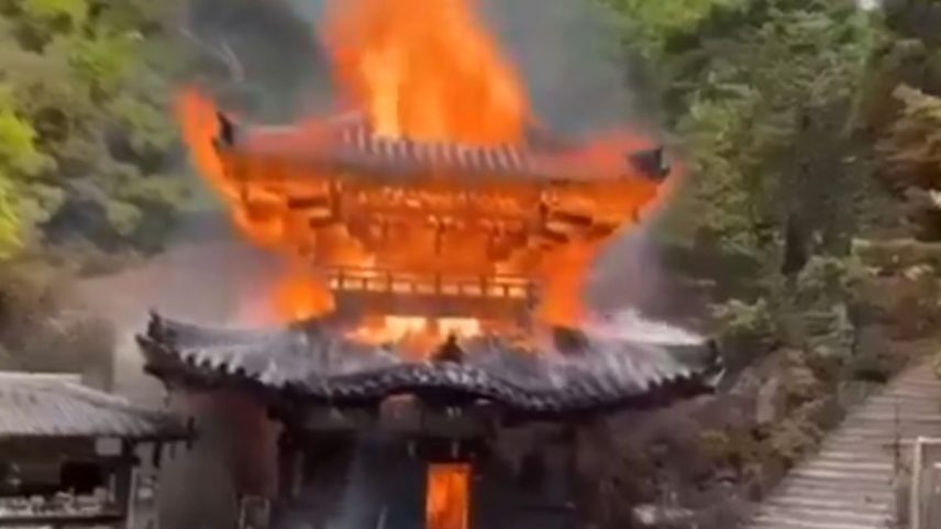 Foto colorida de templo budista no Japão pegando fogo - Metrópoles