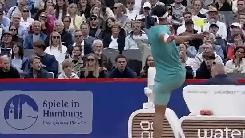 Tenista Daniel Altmaier chuta raquete na arquibancada no ATP de Hamburgo