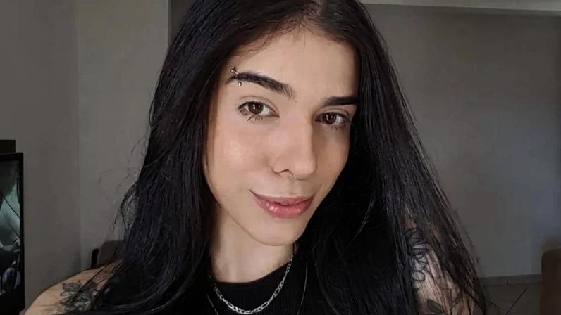 imagem colorida mostra a jovem thais medeiros de oliveira, de bele branca e cabelos pretos e lisos