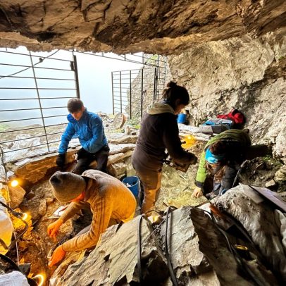 Ossos de criança e joias são encontrados em caverna pré-histórica