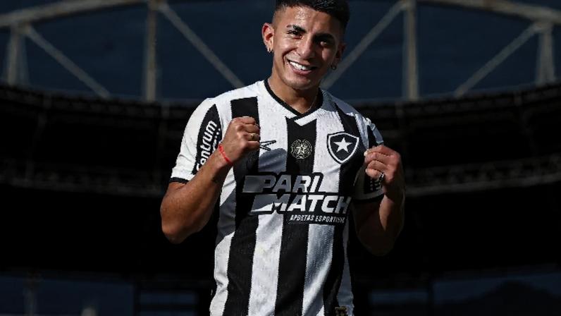 Thiago Almada em sua chegada ao Botafogo