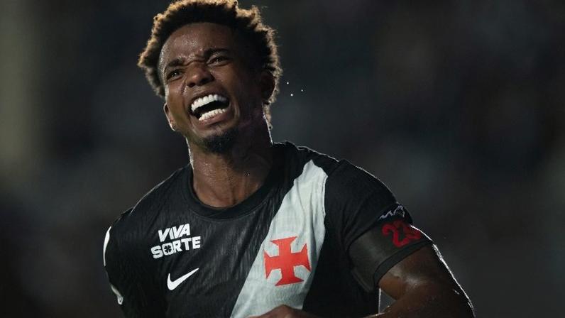 Thiago Mendes comemora gol marcado contra o Athletico-PR pelo Brasileirão