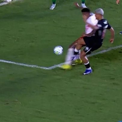 Áudio do VAR aponta pênalti não marcado em Vasco x Bragantino