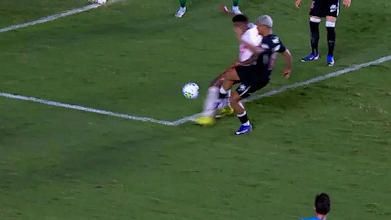 Áudio do VAR aponta pênalti não marcado em Vasco x Bragantino
