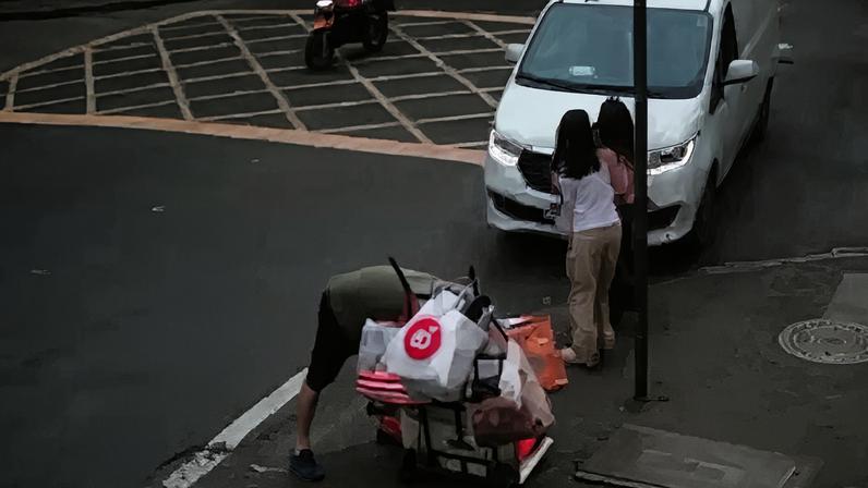 Novas imagens mostram o momento em que van atropela filha de diplomatas no Rio