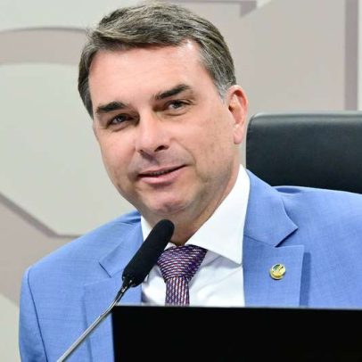 Flávio Bolsonaro leva disputa ao TSE após pesquisa indicar queda após áudio