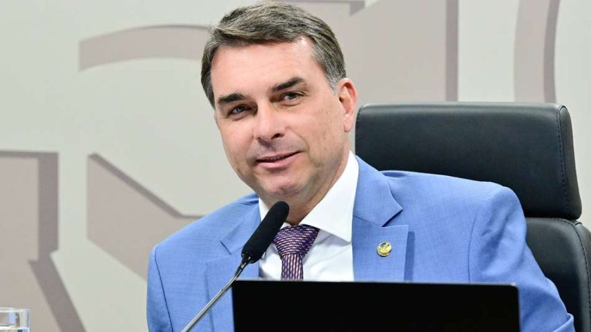 Flávio Bolsonaro leva disputa ao TSE após pesquisa indicar queda após áudio