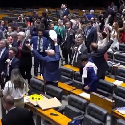 Deputados comemoram após aprovação do fim da escala 6x1 na Câmara