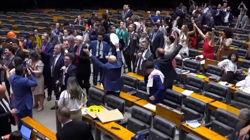 Deputados comemoram após aprovação do fim da escala 6x1 na Câmara