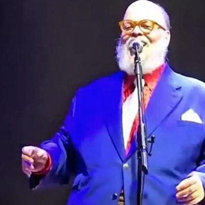 Ed Motta ironiza após fã jogar rolha em show