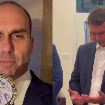 Eduardo Bolsonaro exibe medalha e roda de oração em reunião com Trump