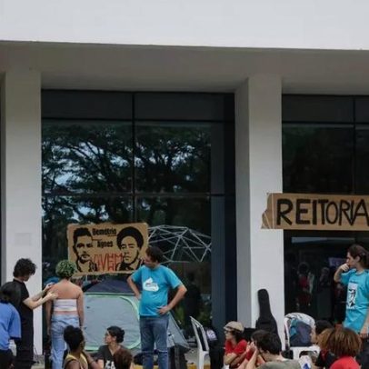 Polícia usa gás e cassetetes para dispersar estudantes na USP