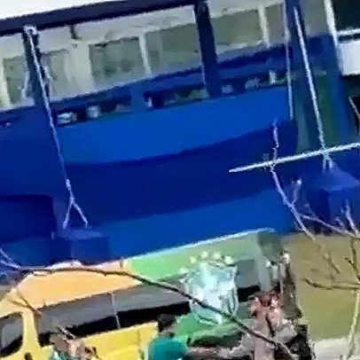 Neymar se apresenta à Seleção Brasileira na Granja Comary com apoio de fãs