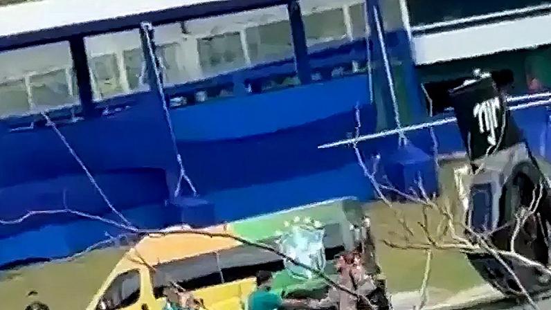 Neymar se apresenta à Seleção Brasileira na Granja Comary com apoio de fãs