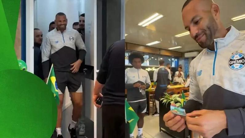 Weverton é recebido no Grêmio com aplausos, decoração e presente