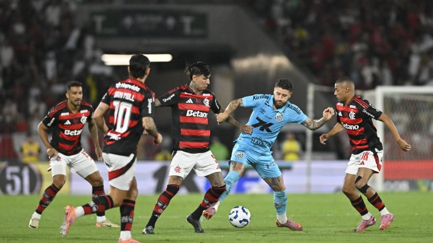 Pulgar e De la Cruz são jogadores que podem deixar o Flamengo em breve — Foto: André Durão