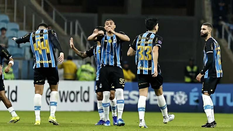 Carlos Vinicius conversa com jogadores do Grêmio durante partida com Torque — Foto: Roberto Vinicius/AGIF