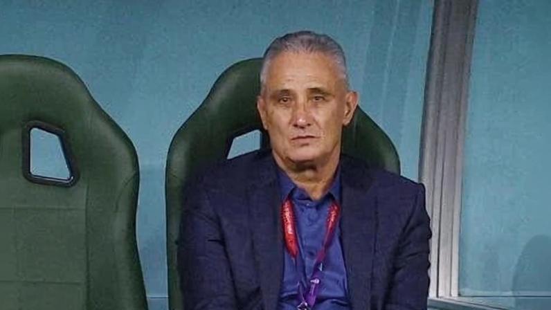 Tite, sozinho no banco de reservas, durante a partida entre Brasil e Croácia