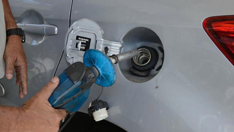Greve de caminhoneiros provoca fila para abastecimento de combustível em posto de gasolina no Rio de Janeiro.