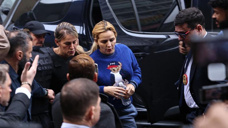 A influenciadora e advogada Deolane Bezerra chega ao DHPP, na região central de São Paulo, nesta quinta-feira (21). — Foto: Leco Viana/The News 2/Estadão Conteúdo