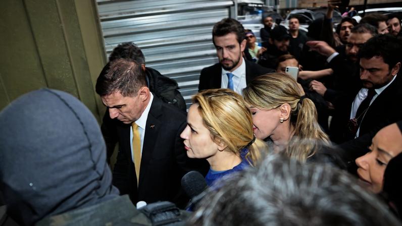 A influenciadora e advogada Deolane Bezerra chega ao DHPP (Departamento Estadual de Homicídios e de Proteção à Pessoa), na região central de São Paulo, nesta quinta-feira, 21 de maio de 2026. A operação do Ministério Público (MP) e da Polícia Civil de São Paulo prendeu Deolane Bezerra sob suspeita de ligações com o Primeiro Comando da Capital (PCC). O Ministério Público suspeita que a influenciadora tinha ligação com um esquema de lavagem de dinheiro estruturado por meio de uma transportadora de valores do interior de São Paulo controlado pela facção — Foto: Leco Viana/The News 2/Estadão Conteúdo