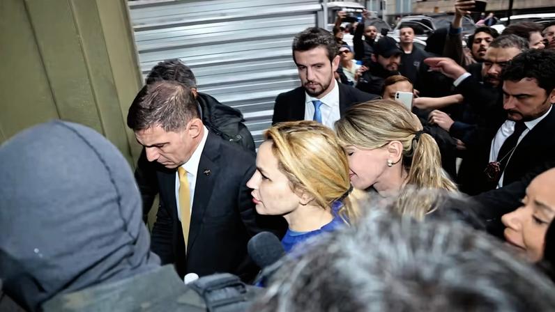 A influenciadora e advogada Deolane Bezerra chega ao DHPP (Departamento Estadual de Homicídios e de Proteção à Pessoa), na região central de São Paulo, nesta quinta-feira, 21 de maio de 2026. A operação do Ministério Público (MP) e da Polícia Civil de São Paulo prendeu Deolane Bezerra sob suspeita de ligações com o Primeiro Comando da Capital (PCC). O Ministério Público suspeita que a influenciadora tinha ligação com um esquema de lavagem de dinheiro estruturado por meio de uma transportadora de valores do interior de São Paulo controlado pela facção — Foto: Leco Viana/The News 2/Estadão Conteúdo