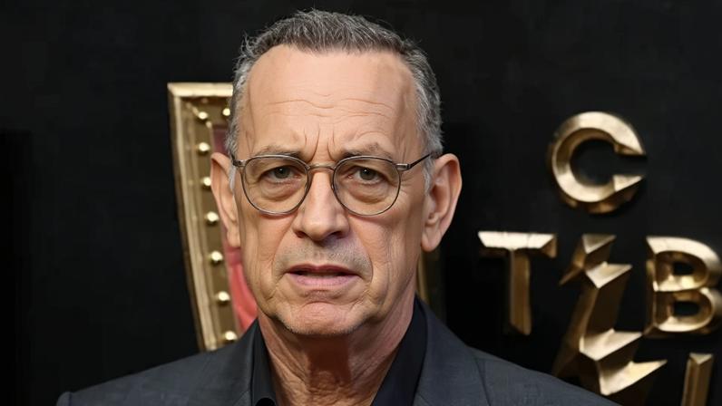 Tom Hanks posa no tapete vermelho antes da exibição especial de "Elvis", na Inglaterra