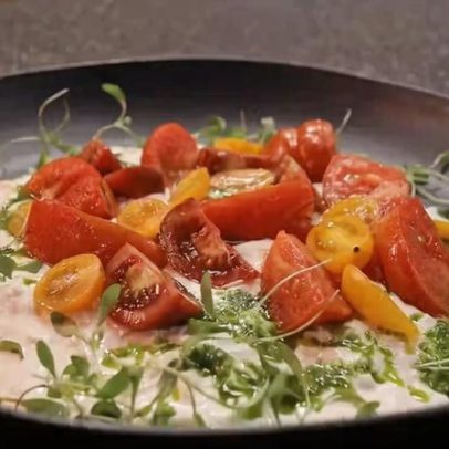 Tomates mediterrâneos, stracciatella e salsa com cipó-alho em destaque