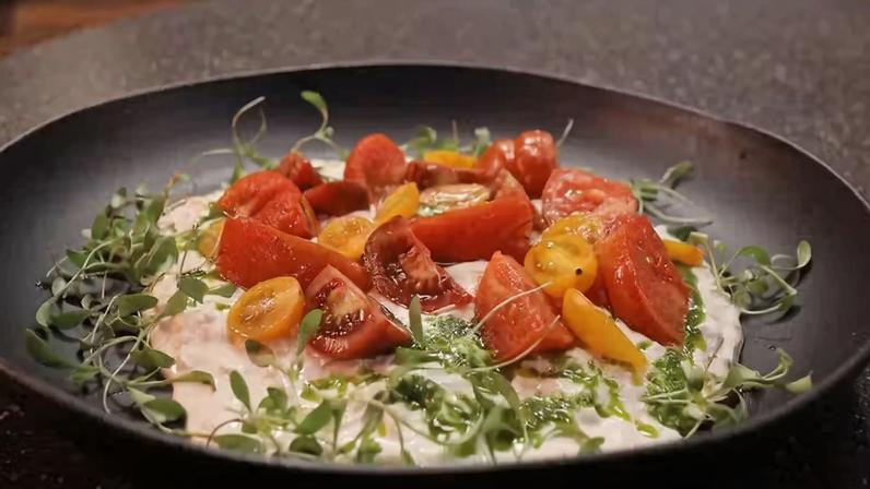 Tomates mediterrâneos, stracciatella e salsa com cipó-alho — Foto: GNT/Adalberto de Melo Pygmeu