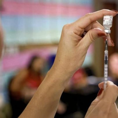 Frasco da Pfizer Comirnaty JN.1 é usado em curso de vacinação em Rio Branco