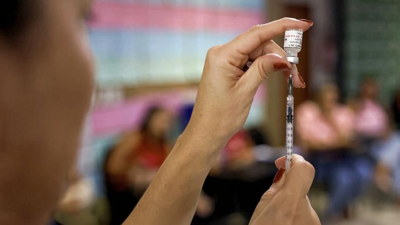 Rio Branco (AC), 07/05/2026 – Frasco da vacina Comirnaty JN.1 da Pfizer, que é indicada para a prevenção da COVID-19 aplicada durante o curso Sala de Vacina, da MSD, ministrado em Rio Branco (AC). Foto: Tomaz Silva/Agência Brasil