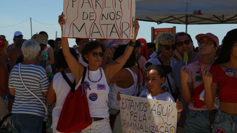 Ato do Dia Internacional da Mulher ocupa a praia de Copacabana, na zona sul do Rio, pedindo o fim das violências contra as mulheres.